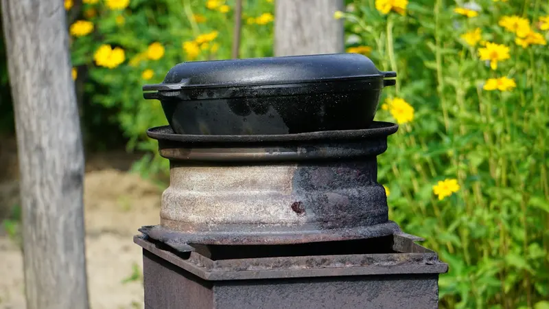 Enameled vs Cast Iron Dutch Oven for Braising and Sauces