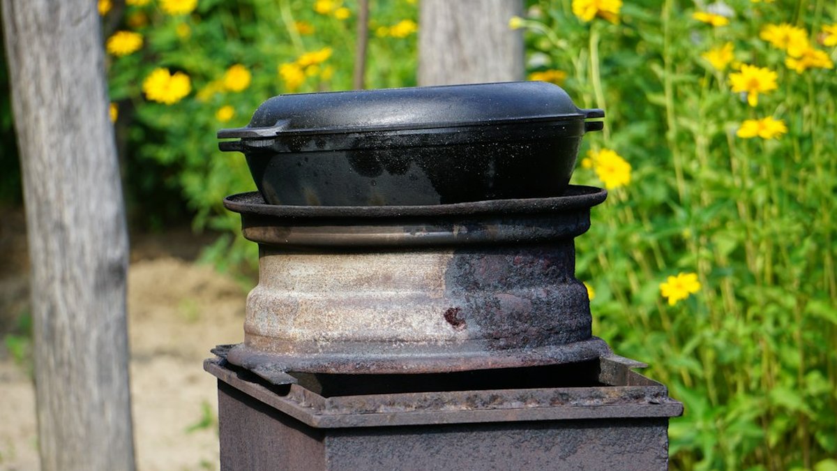 Enameled vs Cast Iron Dutch Oven for Braising and Sauces